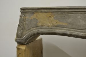 Zweifarbiger antiker französischer Kamin