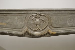 Zweifarbiger antiker französischer Kamin