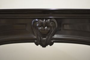 Schwarzer Louis XV-Kaminsims