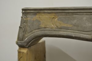 Zweifarbiger antiker französischer Kamin