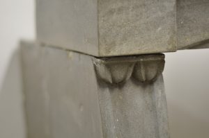 Antiker Kaminsims aus grauem Kalkstein