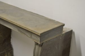 Antiker Kaminsims aus grauem Kalkstein