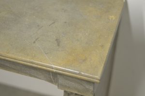 Antiker Kaminsims aus grauem Kalkstein