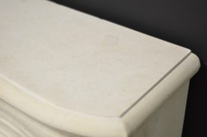 Französischer Louis XV-Kamin des 20. Jahrhunderts aus Kalkstein.