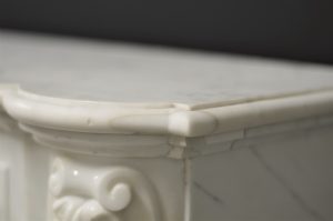 Perfekter zierlicher Kaminsims