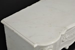 Perfekter zierlicher Kaminsims