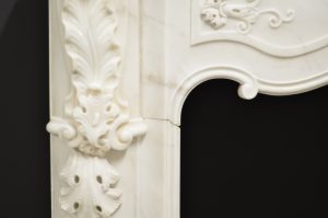 Perfekter zierlicher Kaminsims