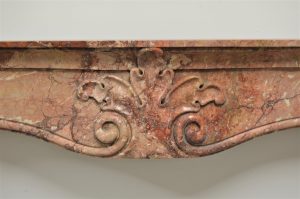 Reizender italienischer Kaminsims