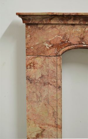 Reizender italienischer Kaminsims