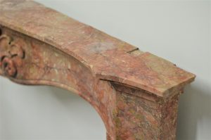 Reizender italienischer Kaminsims