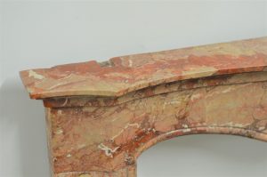 Reizender italienischer Kaminsims