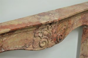 Reizender italienischer Kaminsims