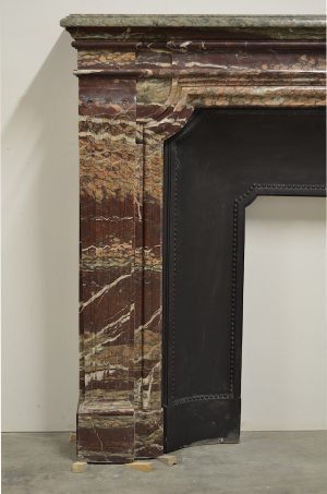 Markanter Campan-Marmor-Kaminsims im Louis XVI-Stil