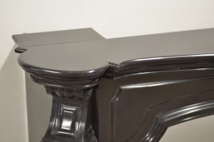 Schwarzer Louis XV-Kaminsims