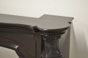 Schwarzer Louis XV-Kaminsims