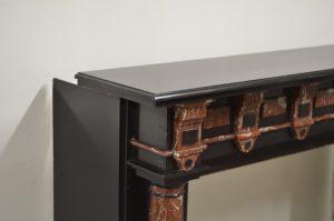 Kaminsims aus schwarzem Marmor