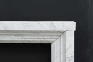 Weißer Bolectio-Marmor-Kamin