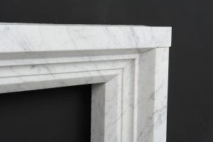 Weißer Bolection-Marmor-Kamin