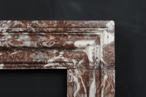 Roter Bolection-Marmor-Kamin