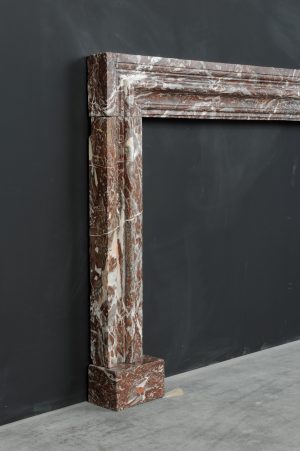 Roter Bolection-Marmor-Kamin