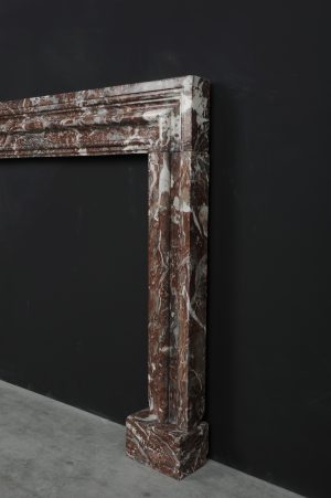 Roter Bolection-Marmor-Kamin