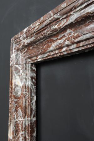 Roter Bolection-Marmor-Kamin