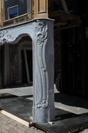 Fantastischer grauer Kaminsims