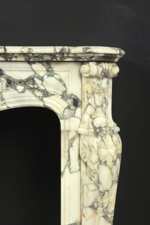 Breche-Marmor-Kaminsims im Louis XV-Stil