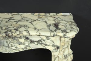 Breche-Marmor-Kaminsims im Louis XV-Stil