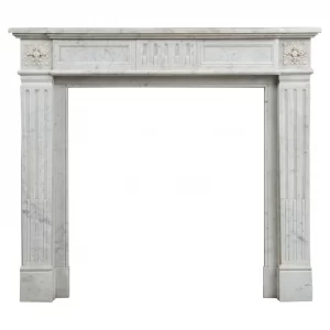 Kamin aus weißem Carrara-Marmor