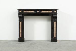 Antiker Kamin aus schwarzem Marmor