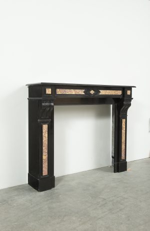 Antiker Kamin aus schwarzem Marmor