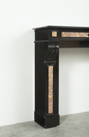 Antiker Kamin aus schwarzem Marmor