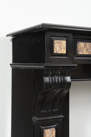 Antiker Kamin aus schwarzem Marmor