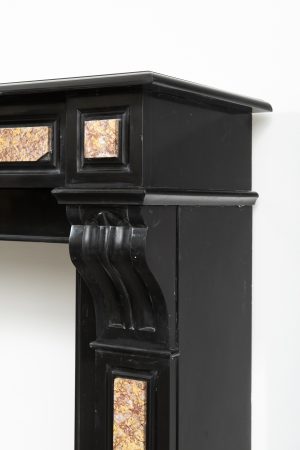 Antiker Kamin aus schwarzem Marmor