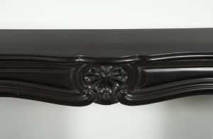 Kaminsims aus schwarzem Marmor