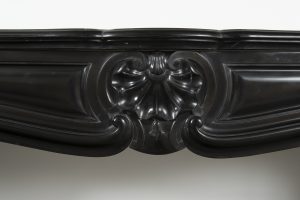 Kaminsims aus schwarzem Marmor