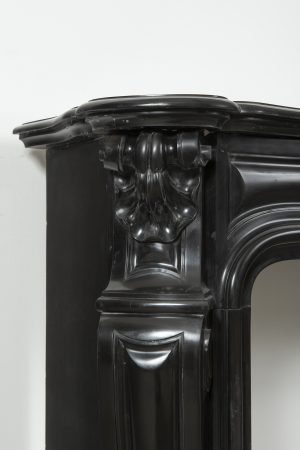 Kaminsims aus schwarzem Marmor