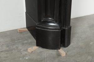 Kaminsims aus schwarzem Marmor