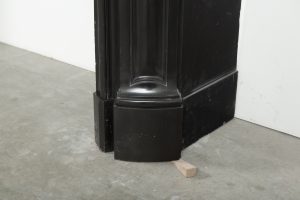 Kaminsims aus schwarzem Marmor