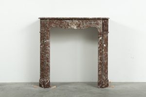 Kleiner Pompadour-Kamin aus rotem Marmor