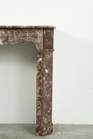 Kleiner Pompadour-Kamin aus rotem Marmor