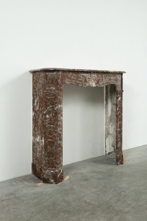 Kleiner Pompadour-Kamin aus rotem Marmor