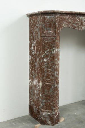 Kleiner Pompadour-Kamin aus rotem Marmor