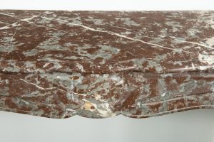 Kleiner Pompadour-Kamin aus rotem Marmor