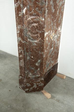 Kleiner Pompadour-Kamin aus rotem Marmor