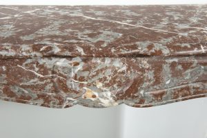 Kleiner Pompadour-Kamin aus rotem Marmor