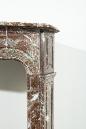 Kleiner Pompadour-Kamin aus rotem Marmor