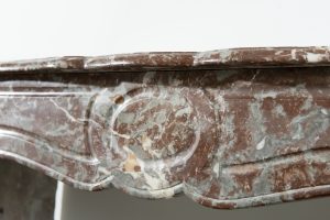 Kleiner Pompadour-Kamin aus rotem Marmor