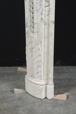 Antiker weißer Marmor-Kamin